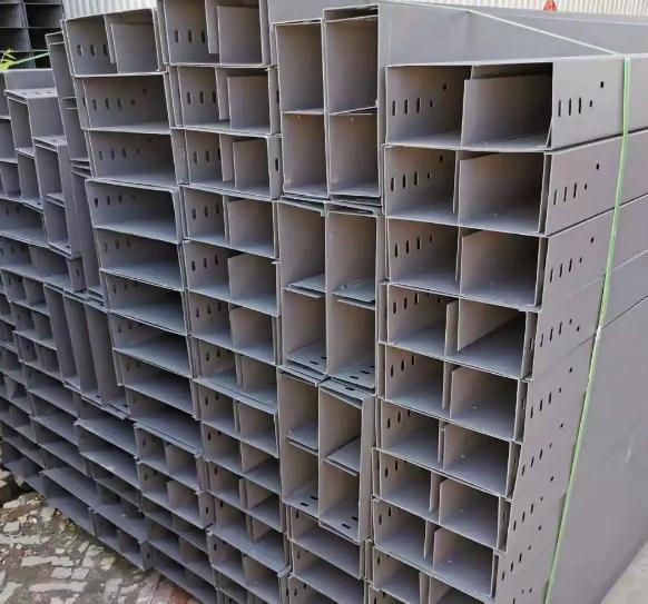 金属桥架结构类型：槽式、托盘式、梯架式、网格式的特点与适用场景